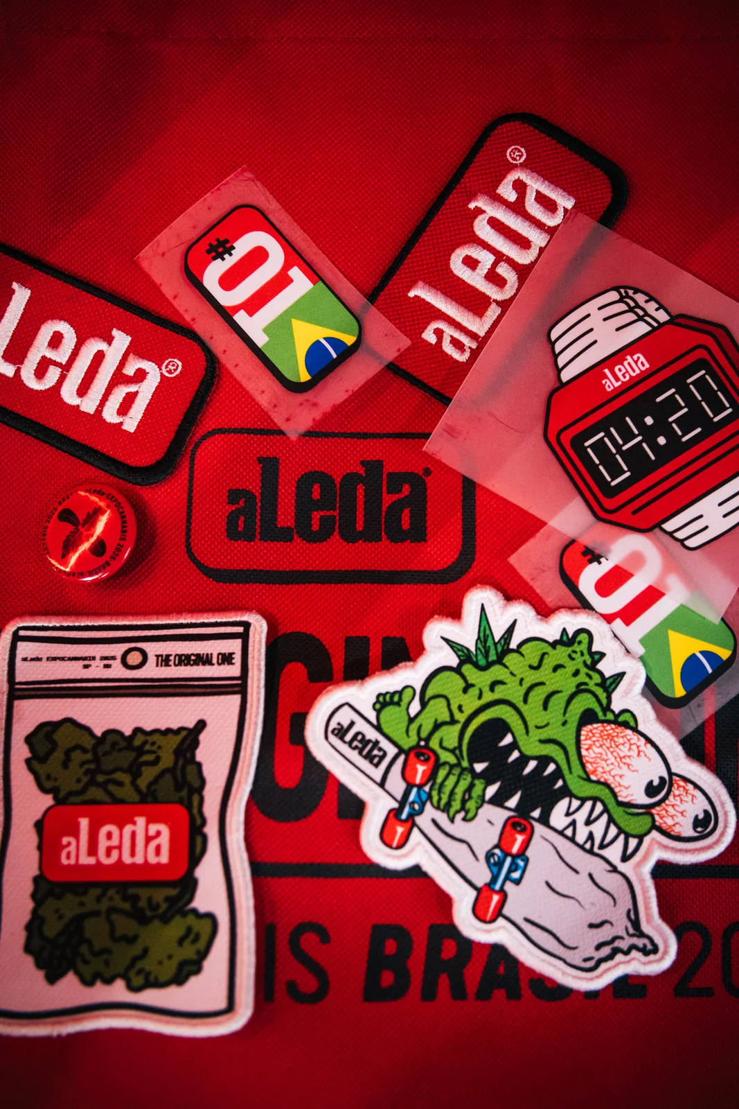 Adesivos e bolsa da aLeda na Expocannabis 2025