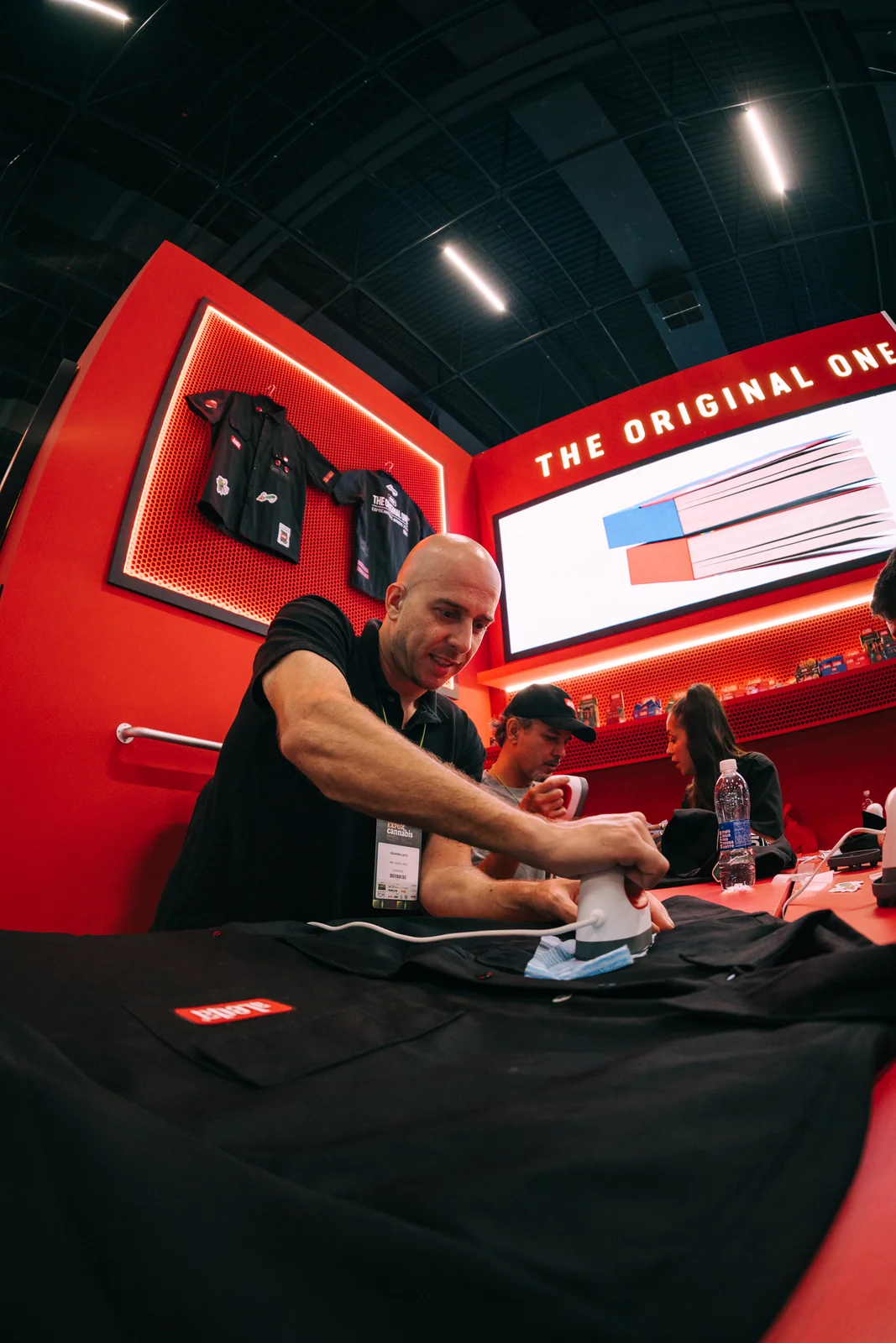 Customização de peças no estande da aLeda na Expocannabis 2025