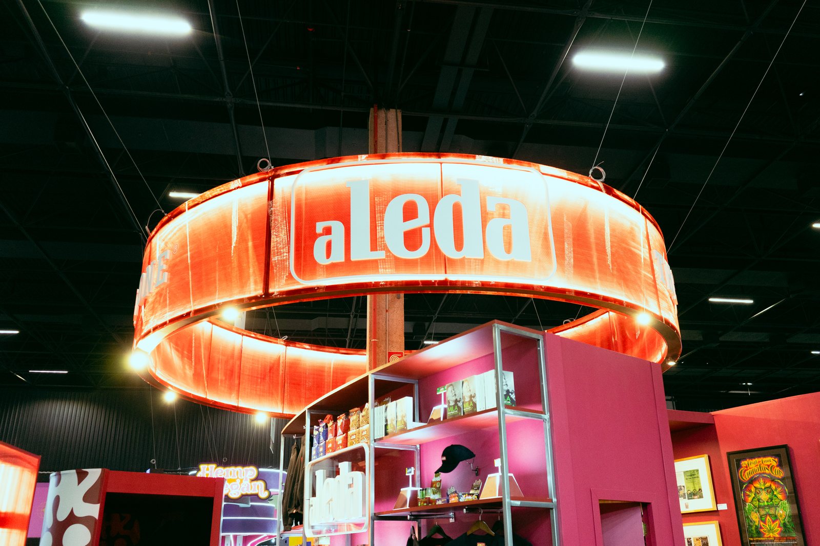 Testeira circular iluminada da aLeda na Expocannabis