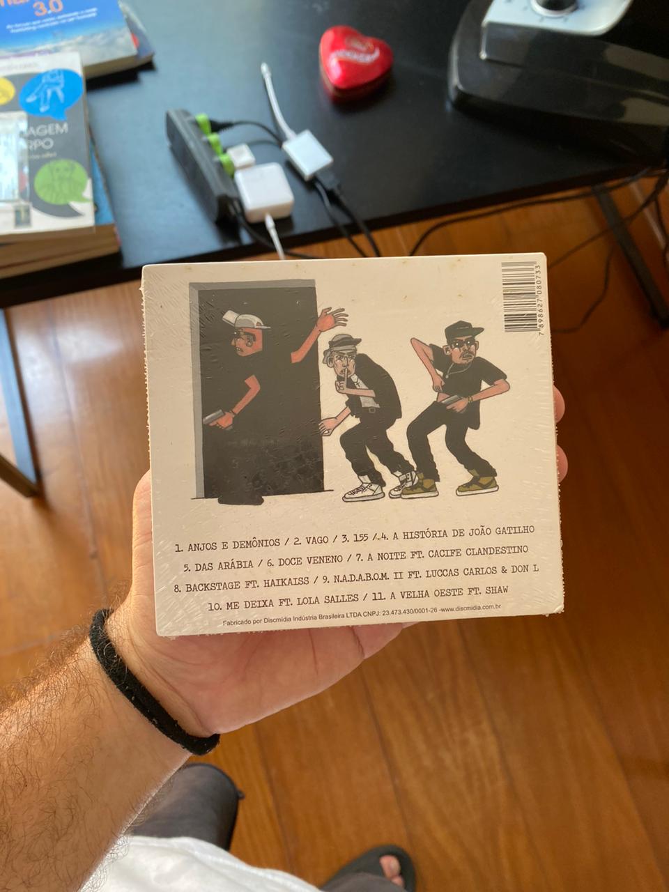 A contracapa do CD do .155, com a ilustração do Fetosz e a lista das onze faixas