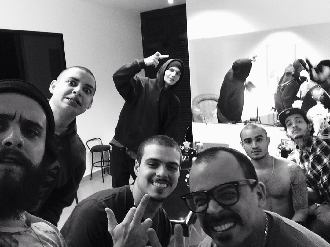 Caio, Predella, Nog, Cidy, Big Ed, Guilherme e César Paradiso no estúdio da Skull, na noite das tatuagens do .155