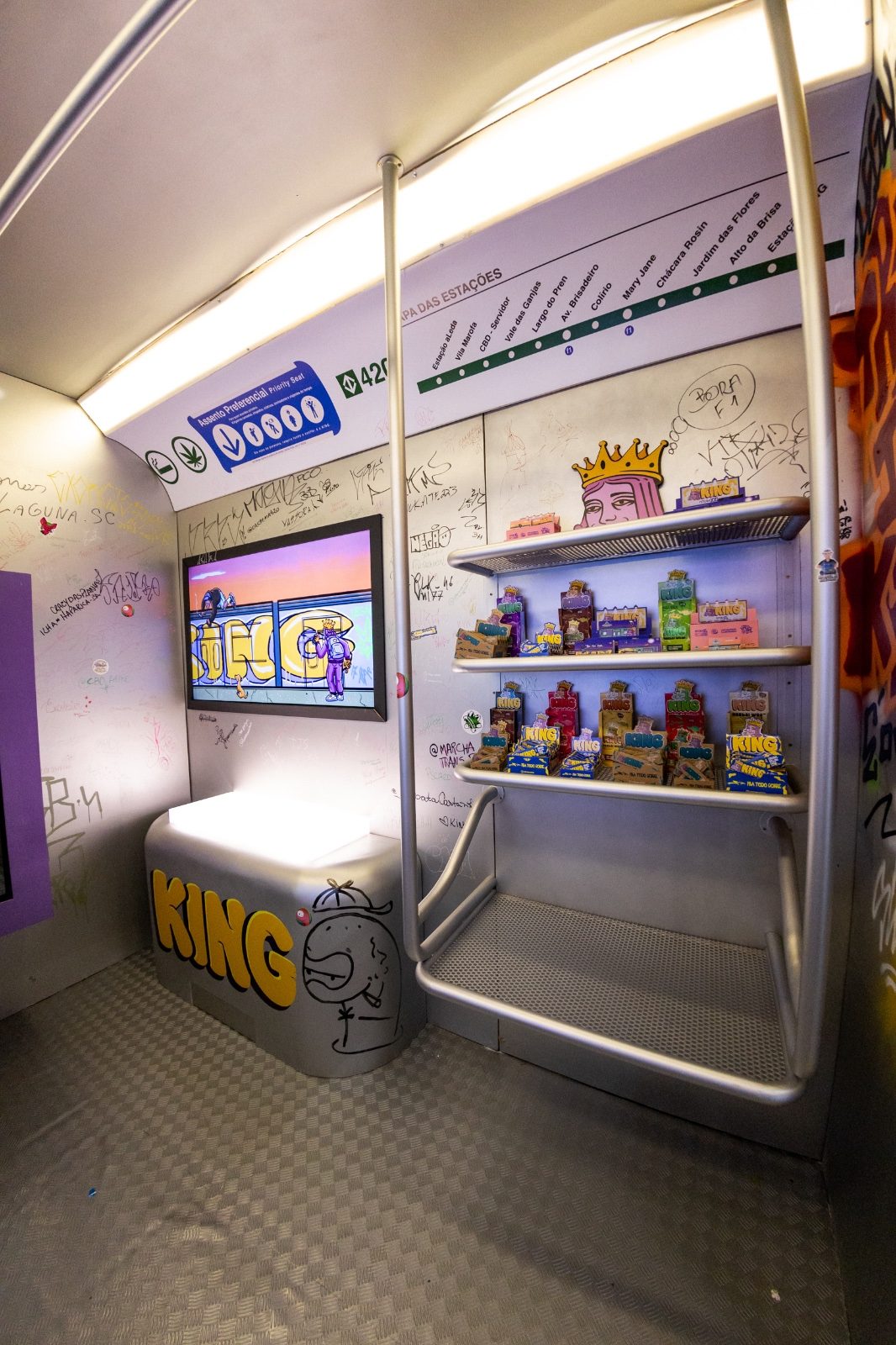 Interior do vagão com produto na prateleira