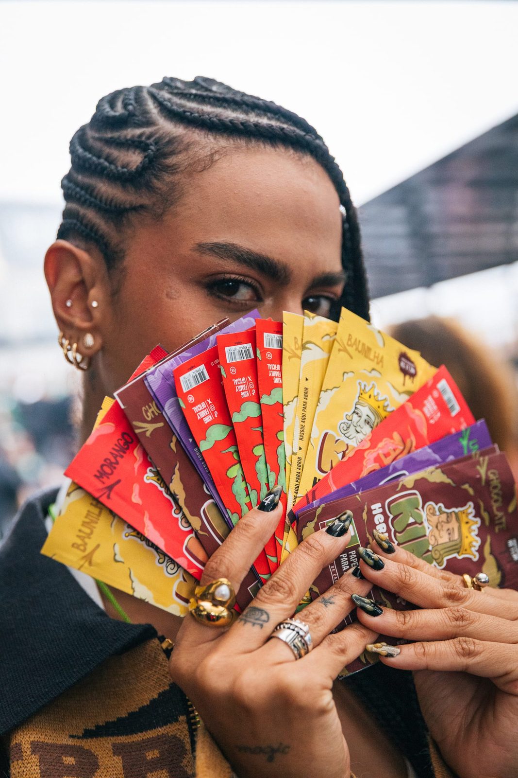 Pessoa segurando um leque de herbal wraps KING