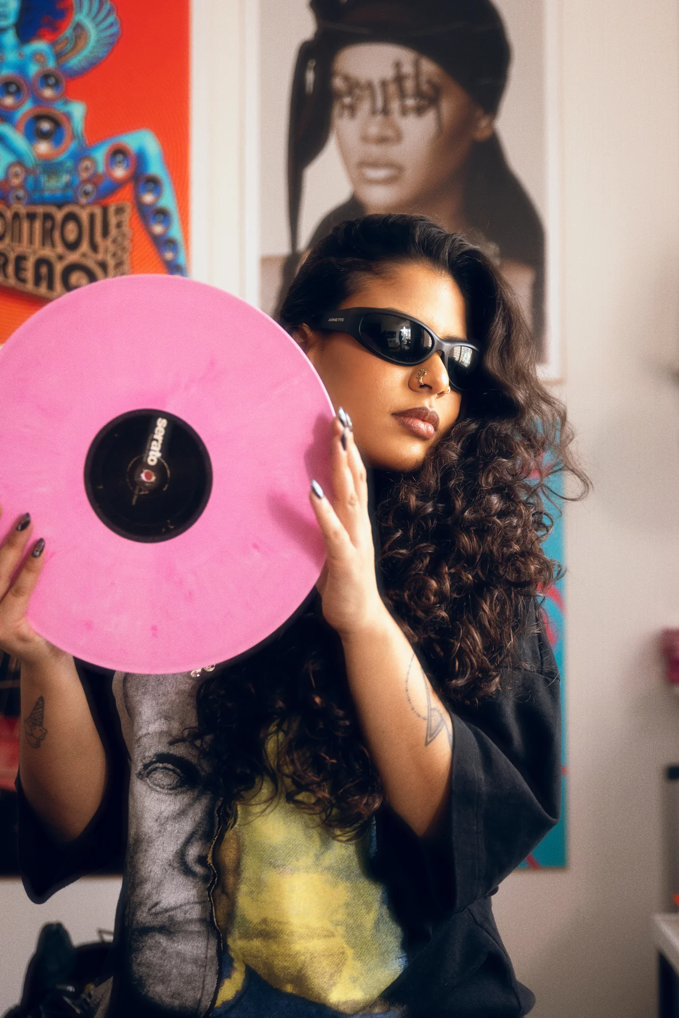 DJ Sophia com um disco de vinil rosa