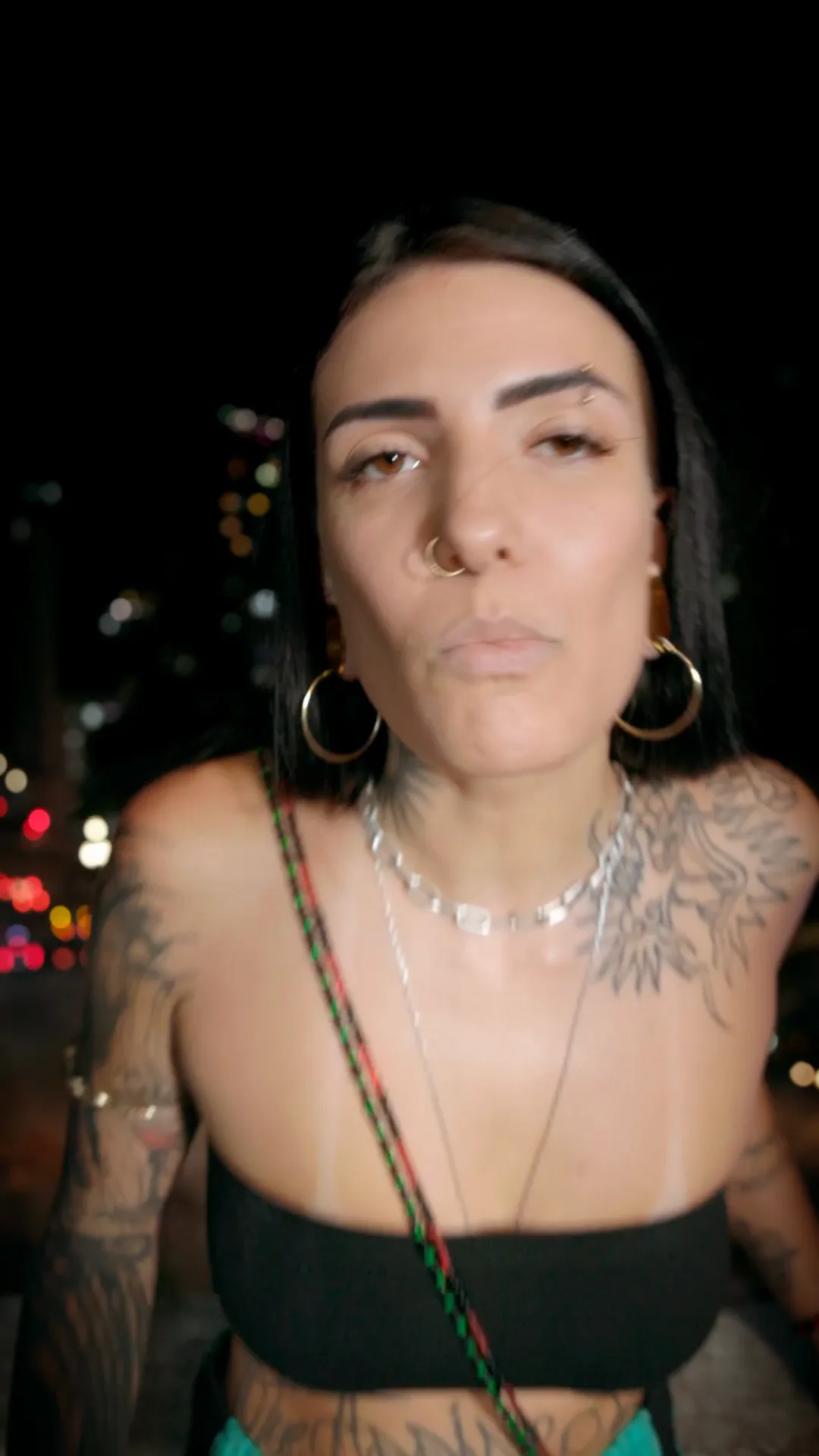 Eneri à noite, em close, apresentando o Panorama Rua