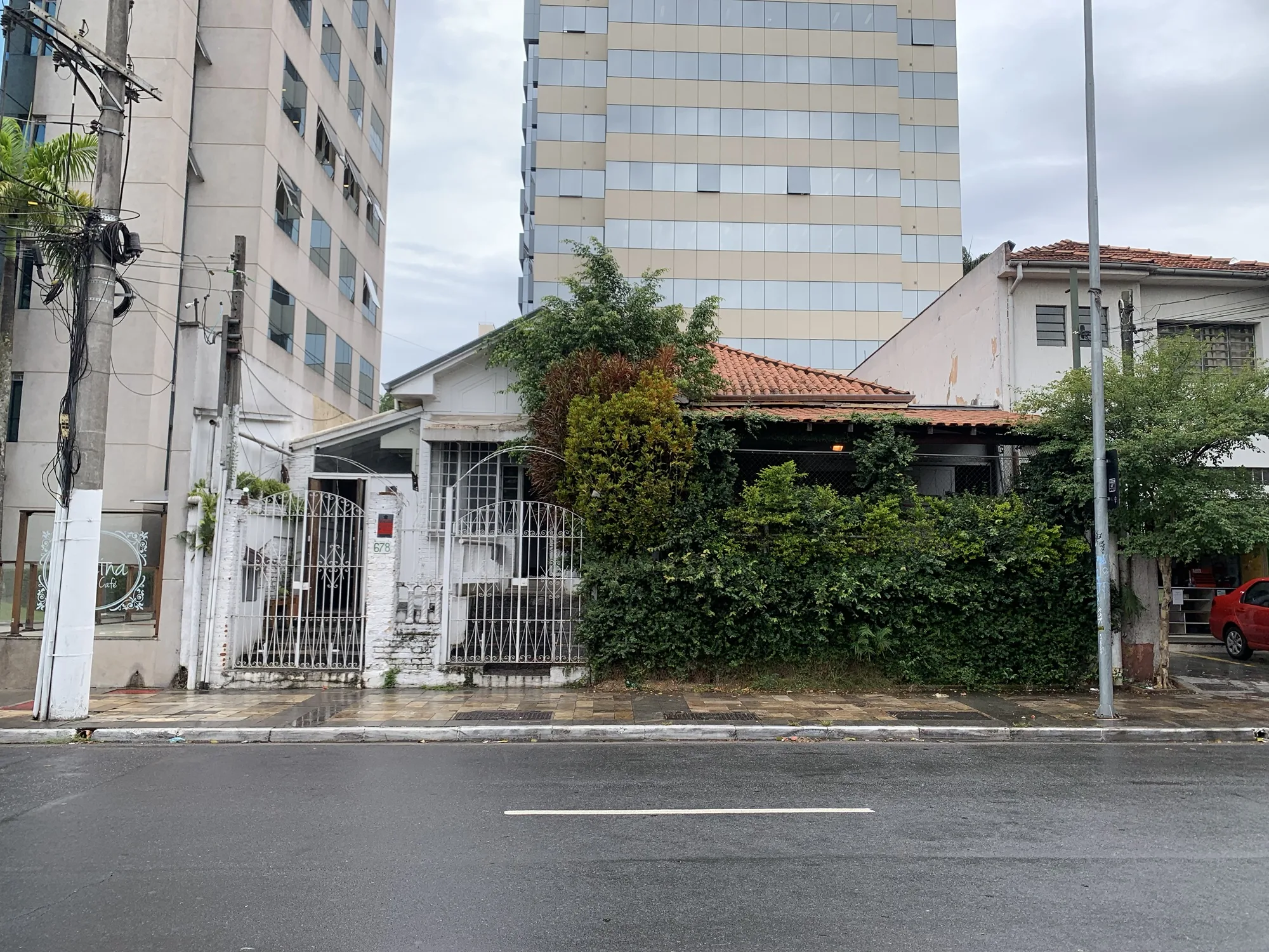 A fachada da casa antes de virar MEOW