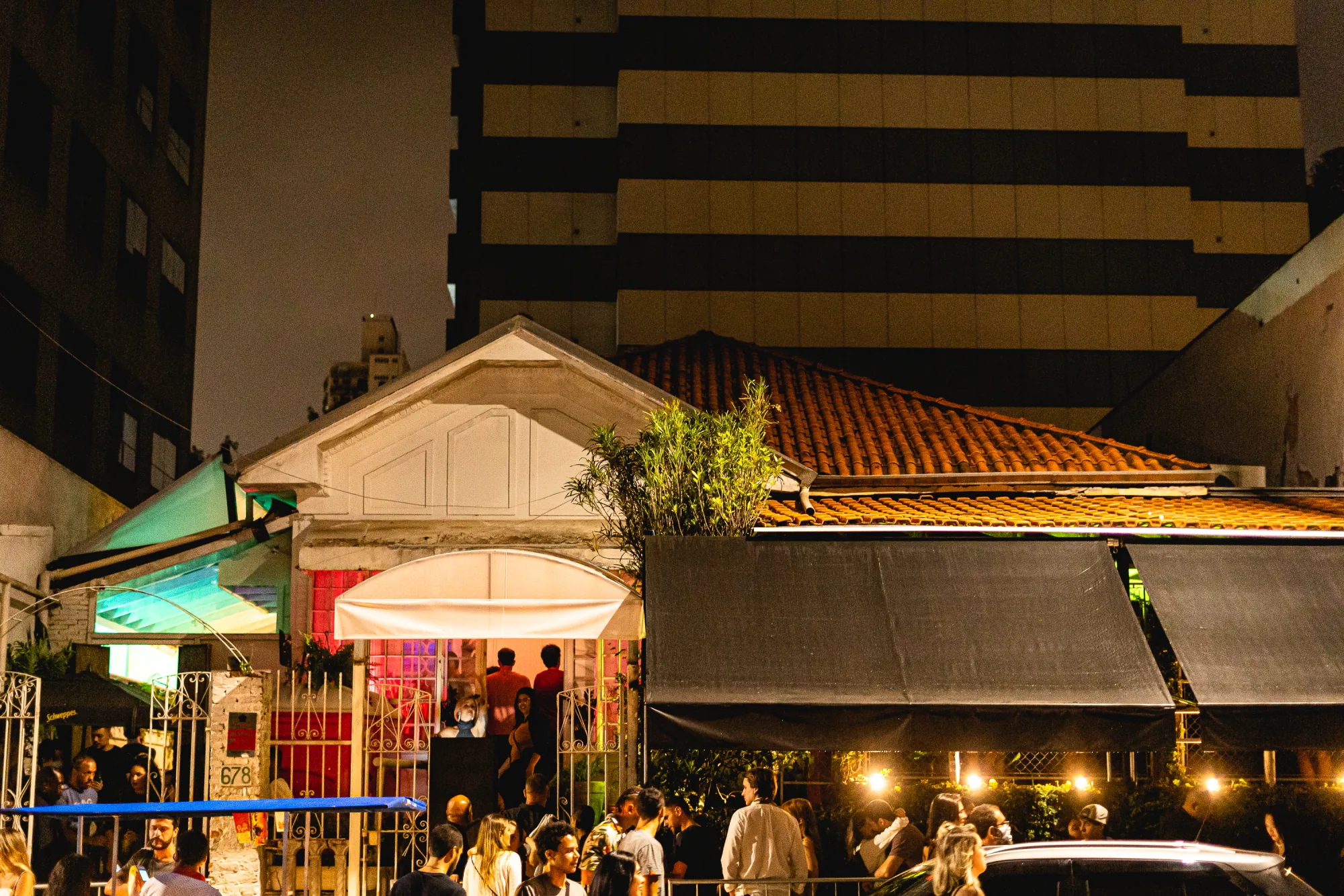 A fachada da MEOW acesa e cheia em uma noite de programação