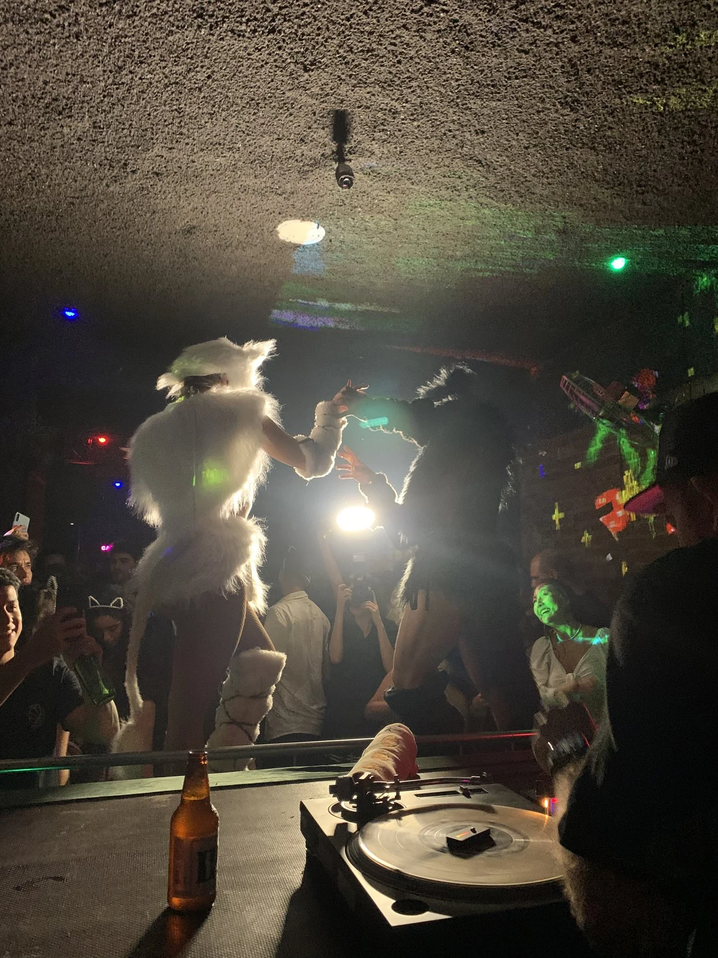 A gata do musical sobre a cabine do DJ, com a pista em volta