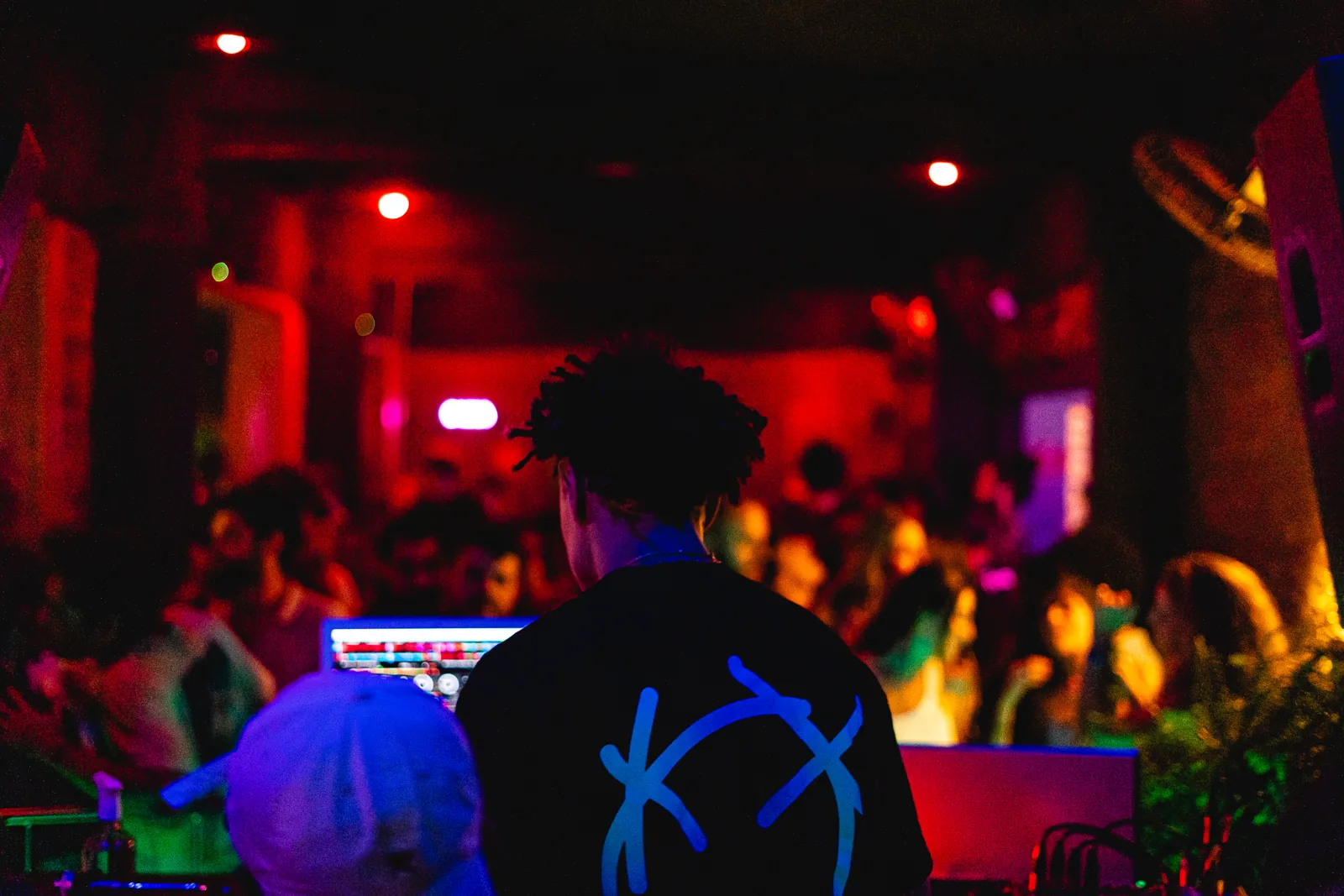 A pista vermelha, com o DJ e a casa cheia
