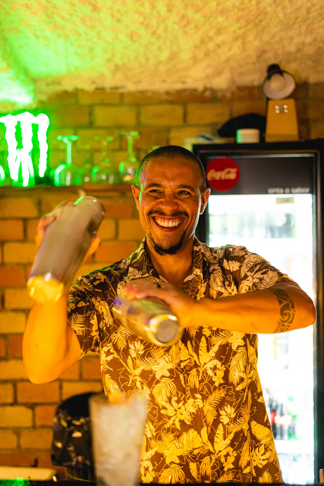 O bartender servindo na noite lotada