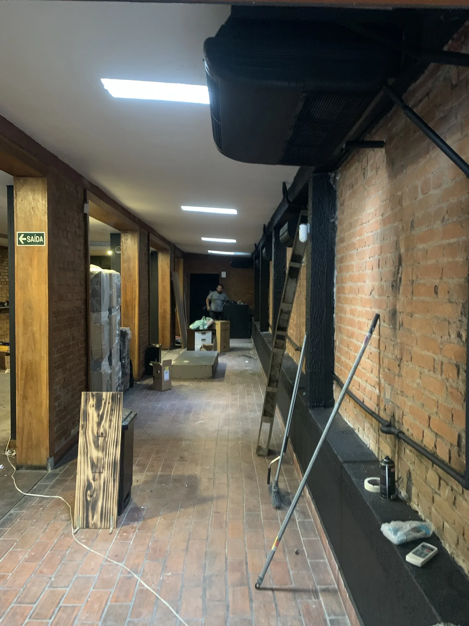 O corredor da casa ainda em obra