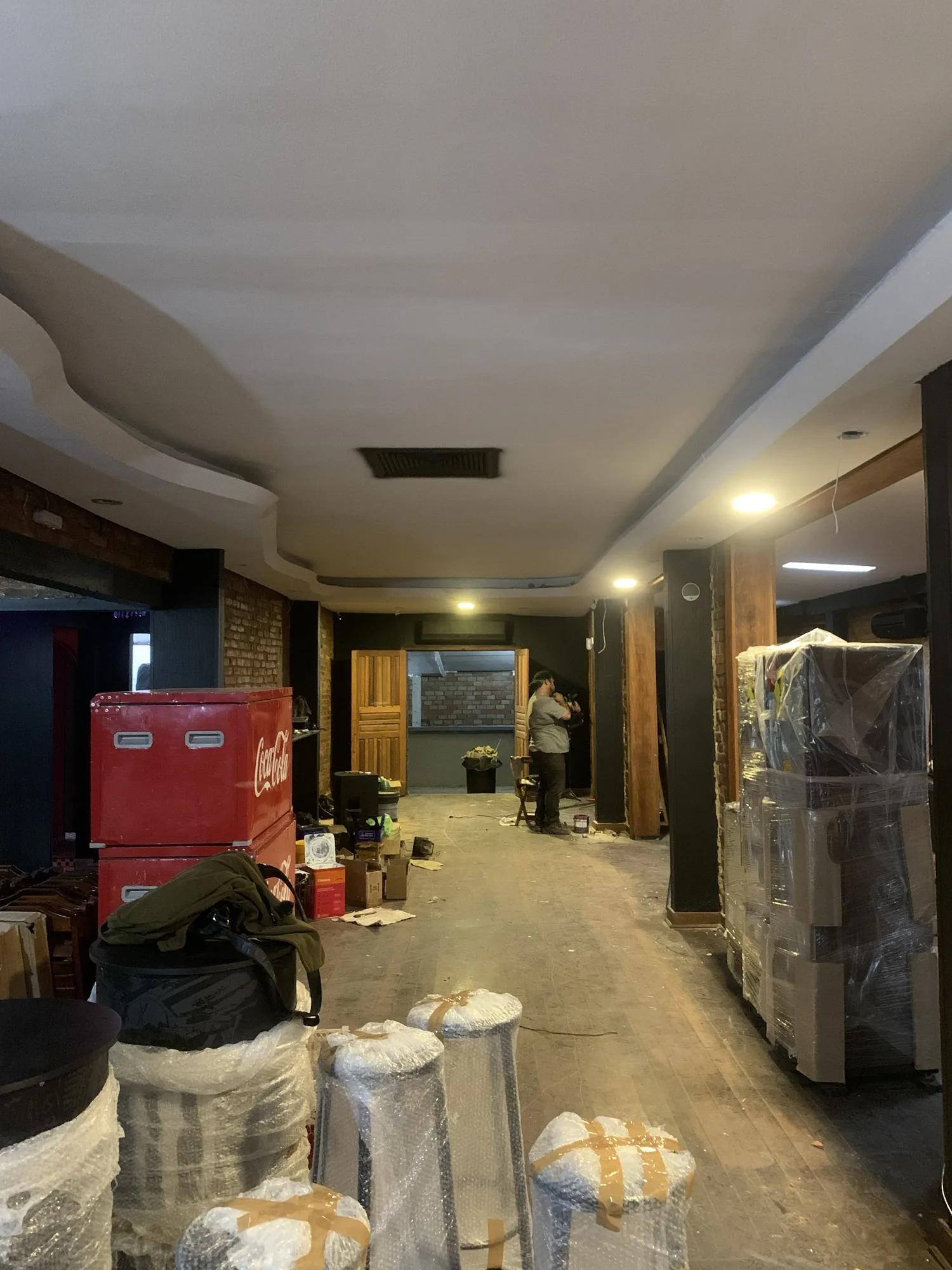 Uma sala vazia da casa antes da abertura