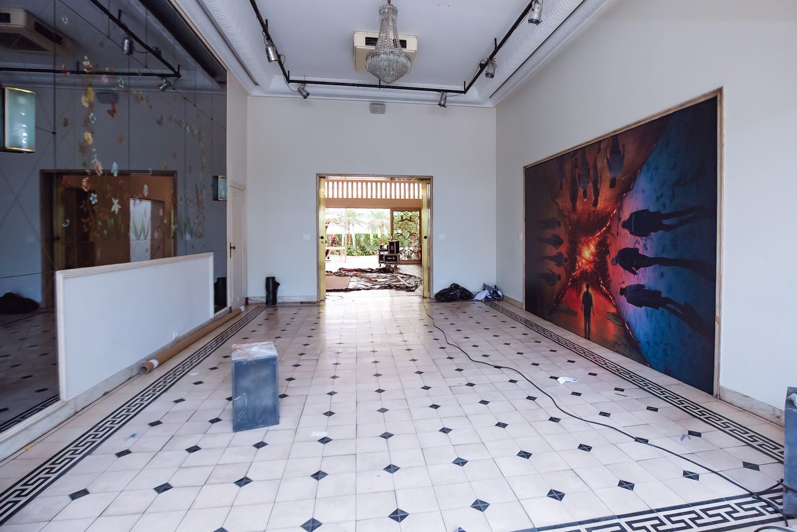 A mesma sala vazia, com o painel já instalado