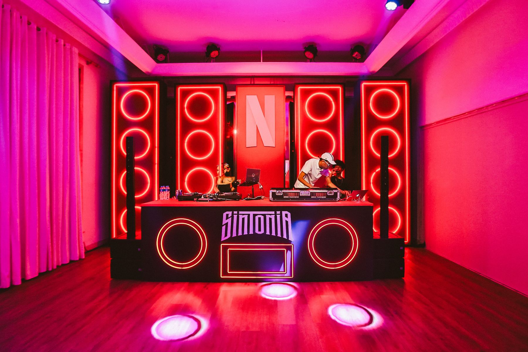 A pista com DJ na cabine acesa