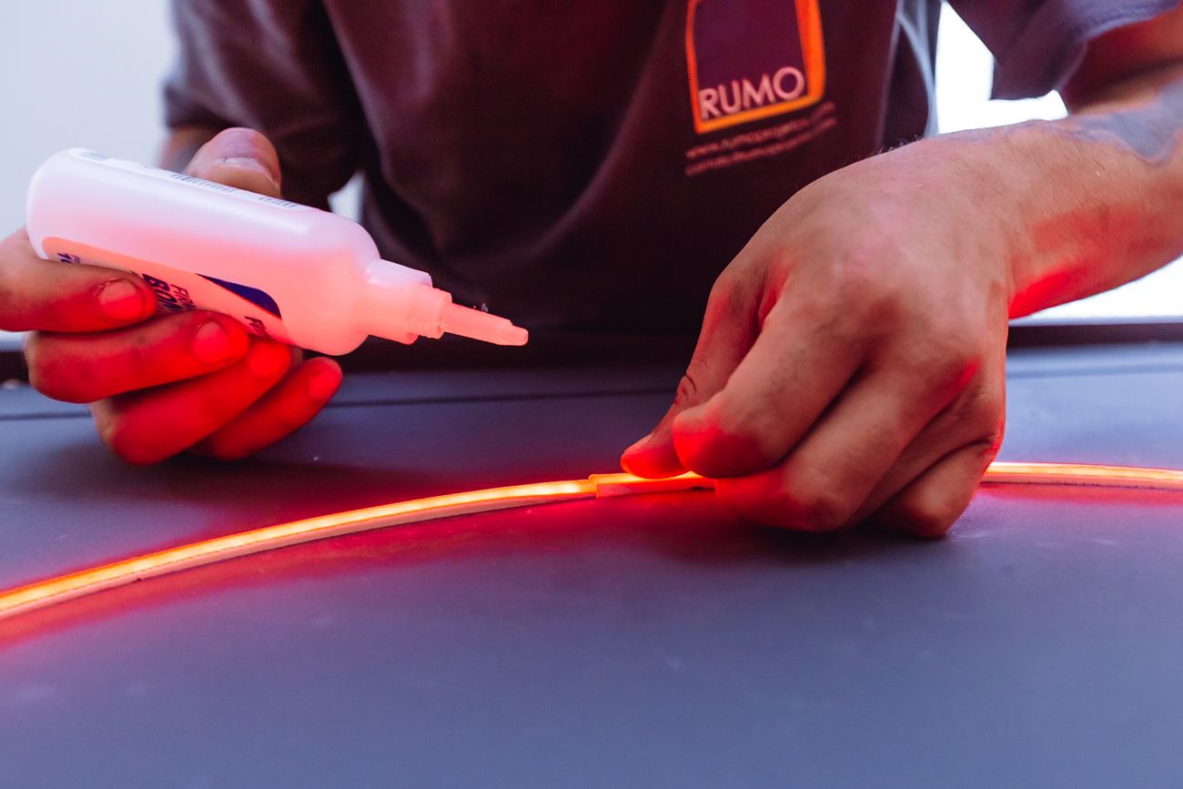 Aplicação manual de fita de neon