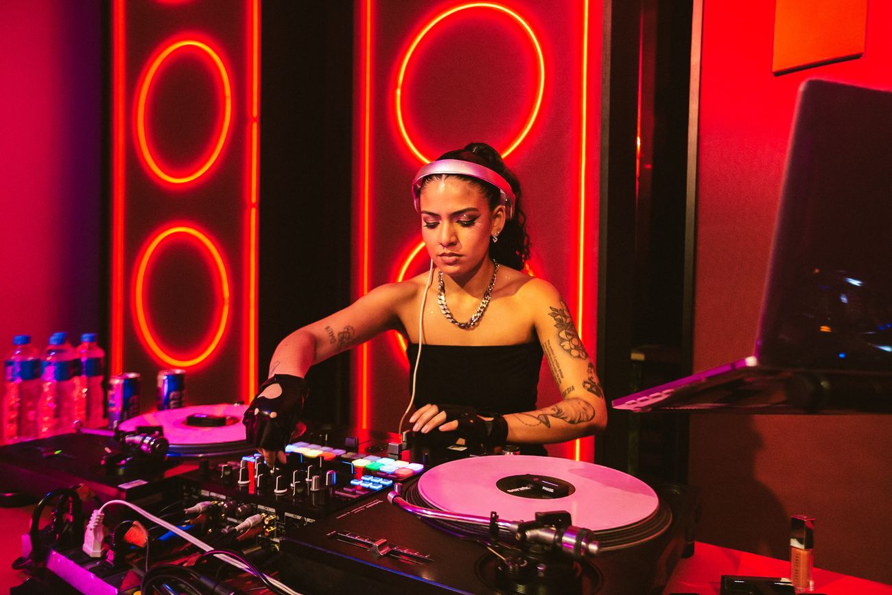 DJ Sophia tocando