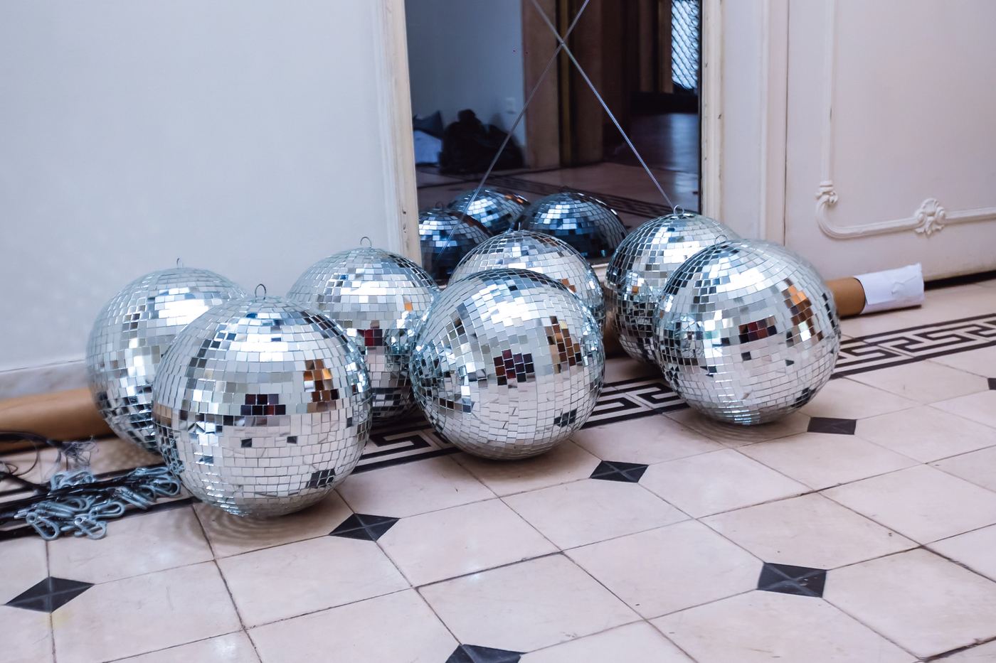 Globos de espelho no chão antes de subirem para o teto