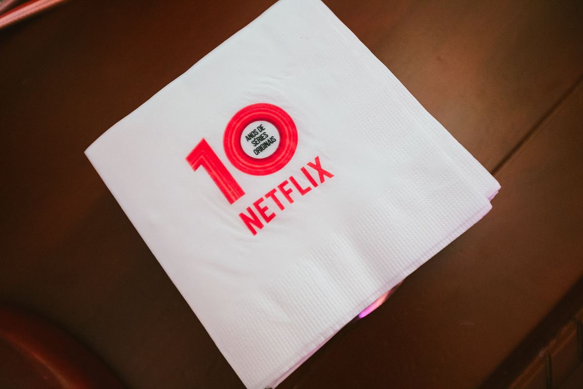 Guardanapo com a marca dos 10 anos de séries originais