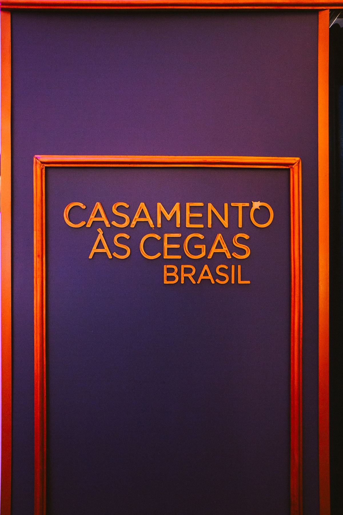 Letreiro em neon com o nome Casamento às Cegas Brasil