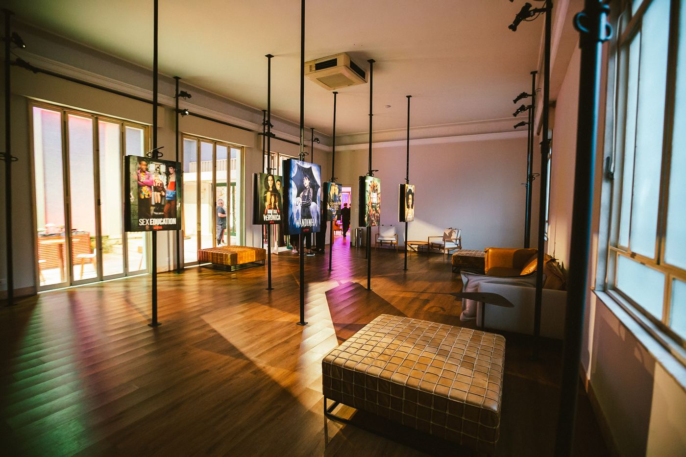 Lounge com poltronas e pôsteres