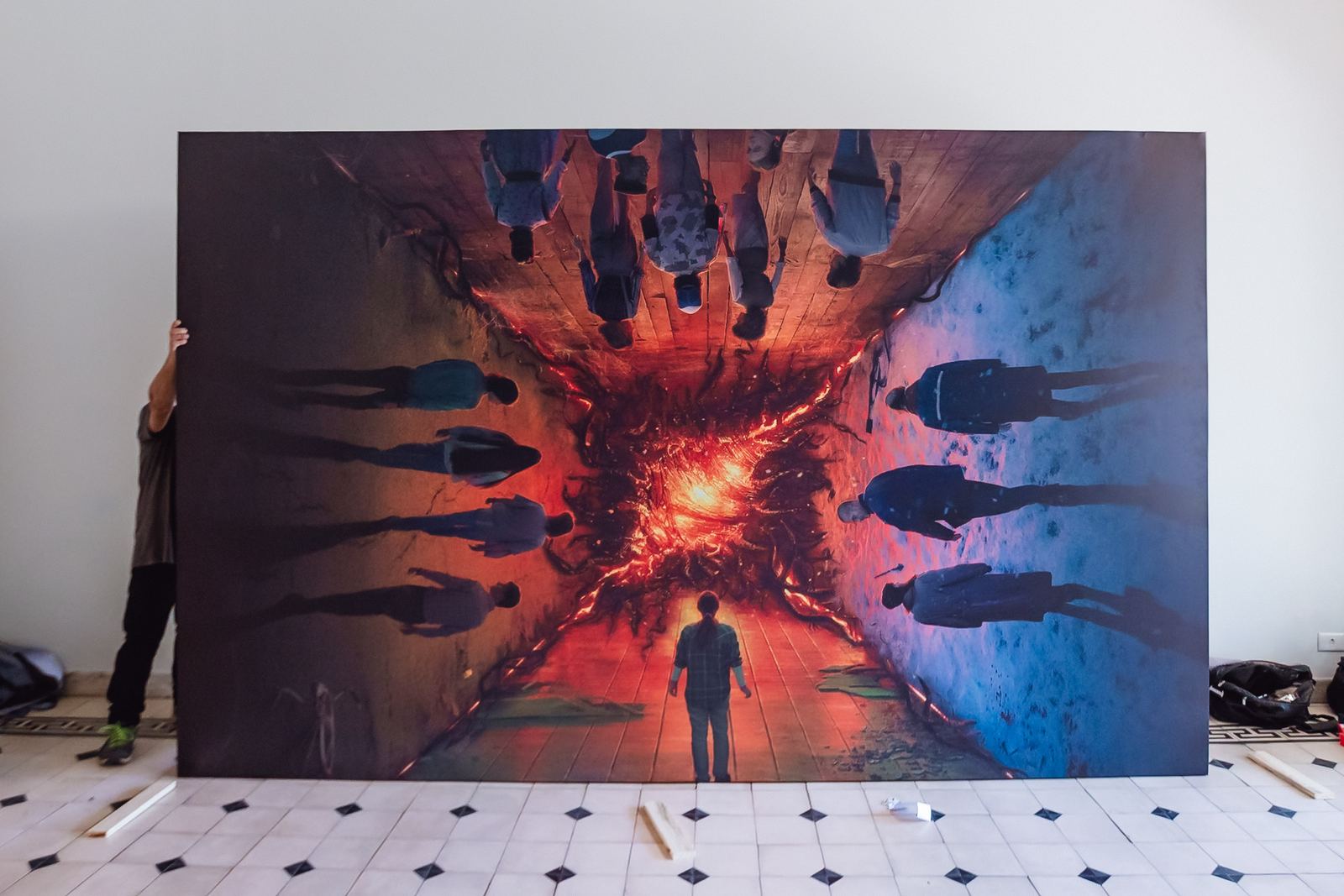 Painel de Stranger Things deitado no chão antes da instalação