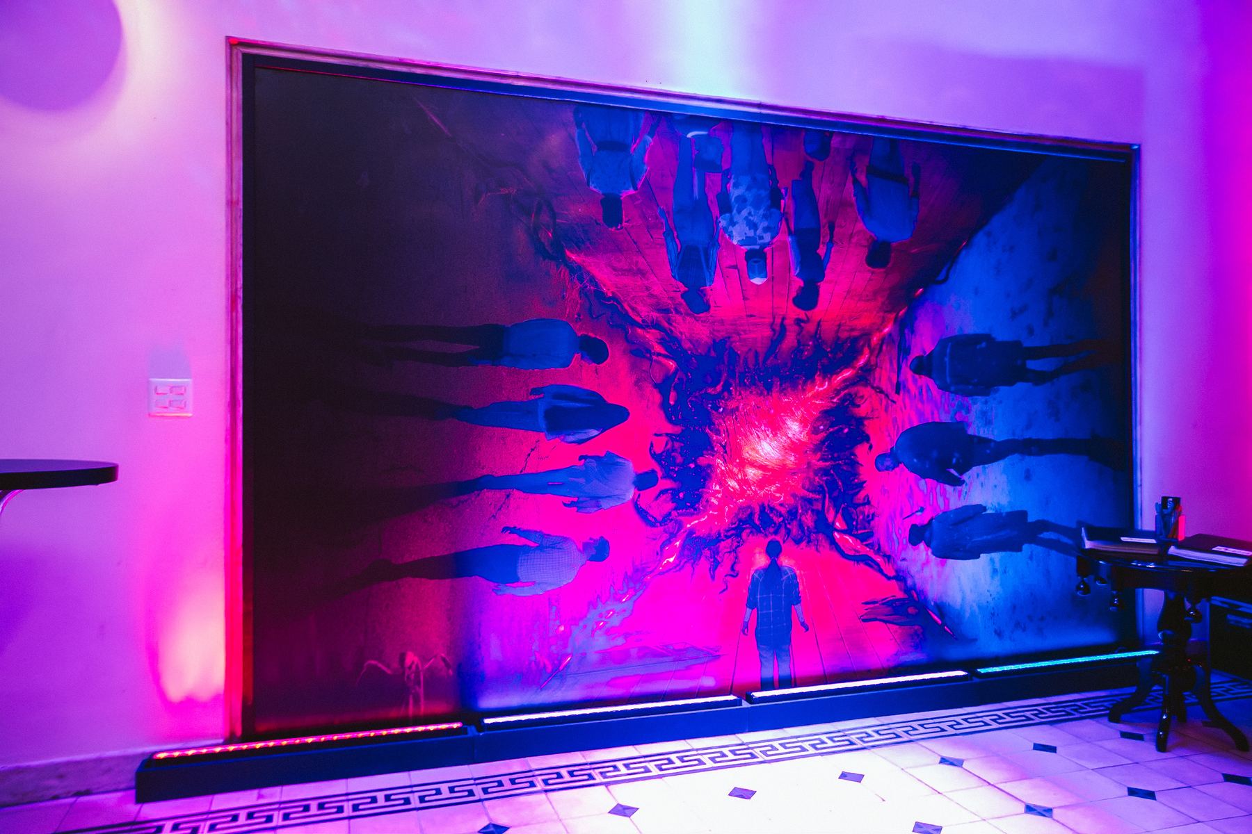 Painel gigante de Stranger Things na pista