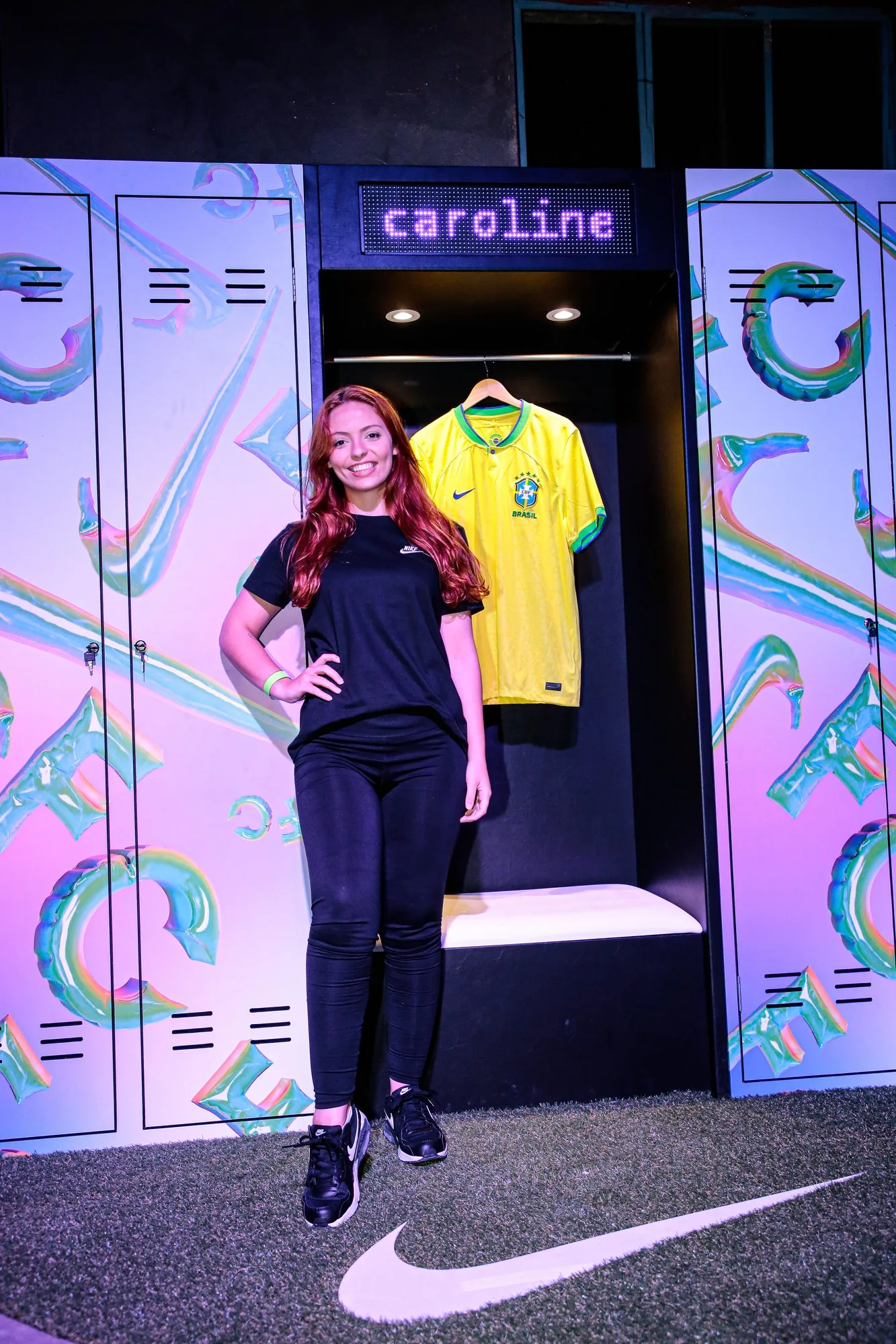 Armário do vestiário com o letreiro Caroline e a camisa amarela