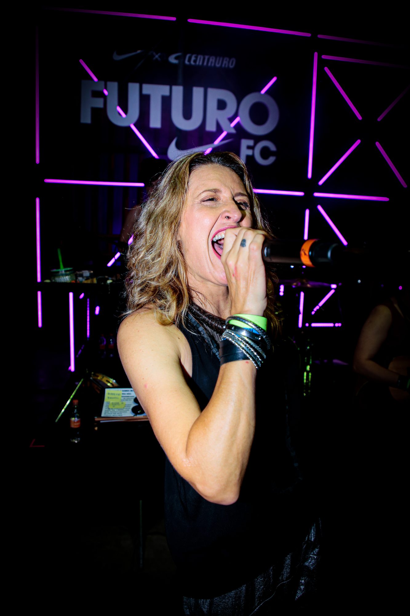 Cantora se apresentando no palco Futuro FC