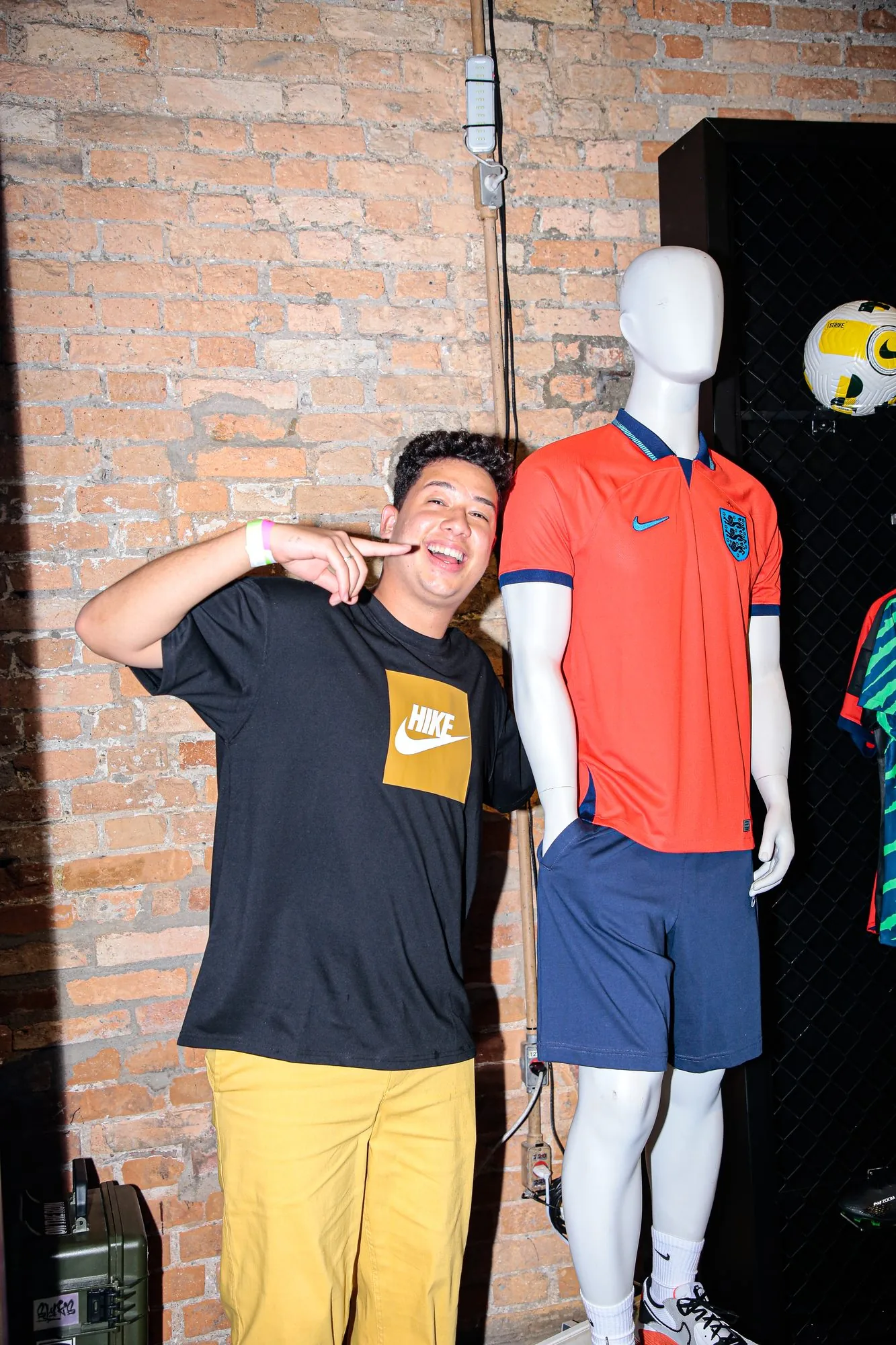 Convidado posando ao lado do manequim com o uniforme da Holanda