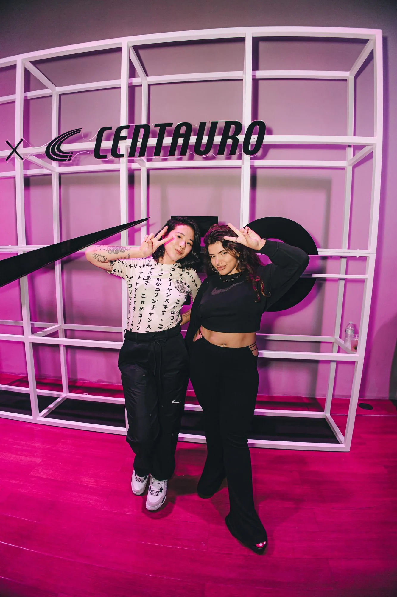 Cubo de luz em rosa com convidadas posando