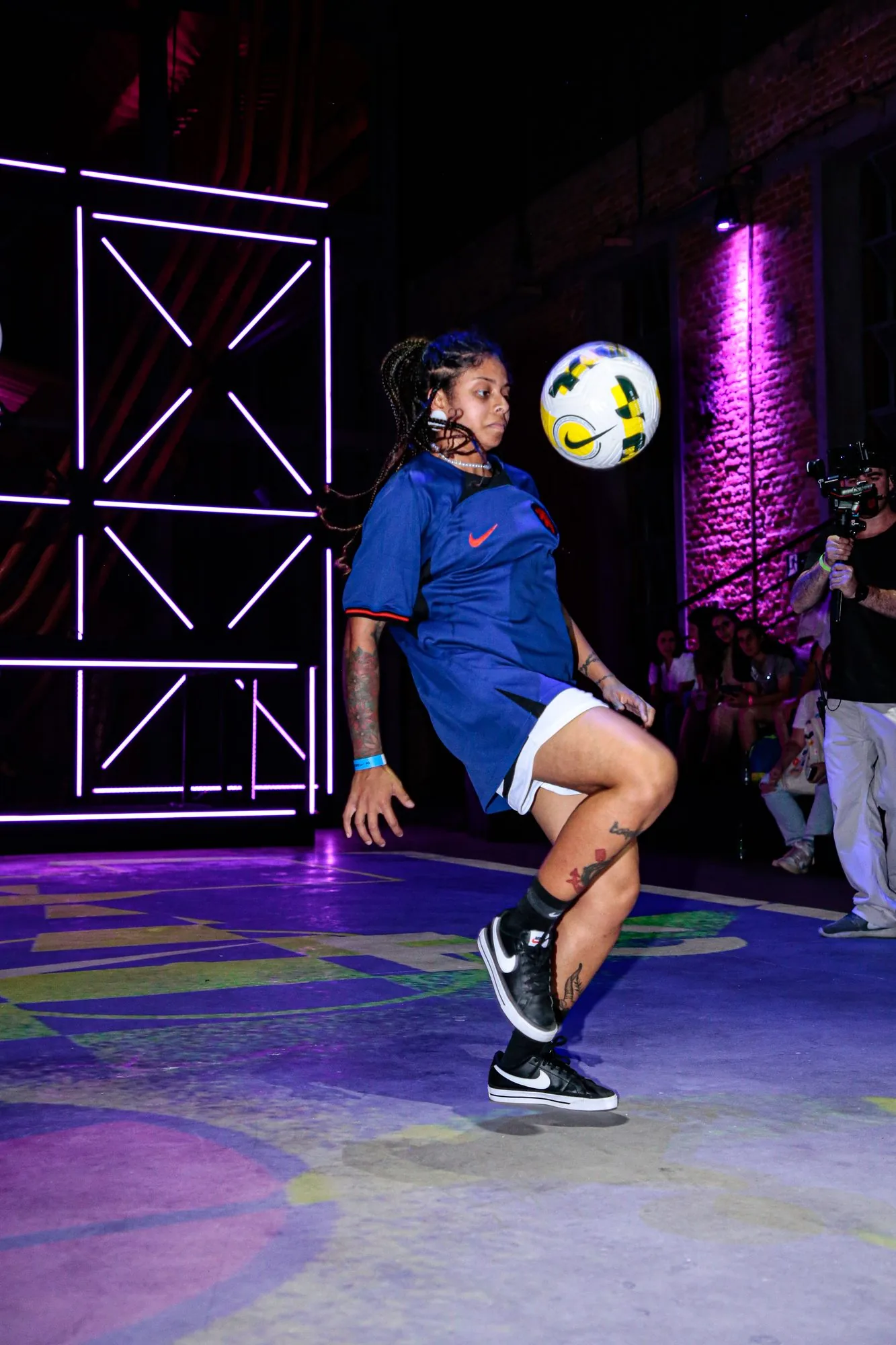 Freestyler fazendo manobra com a bola no meio da quadra