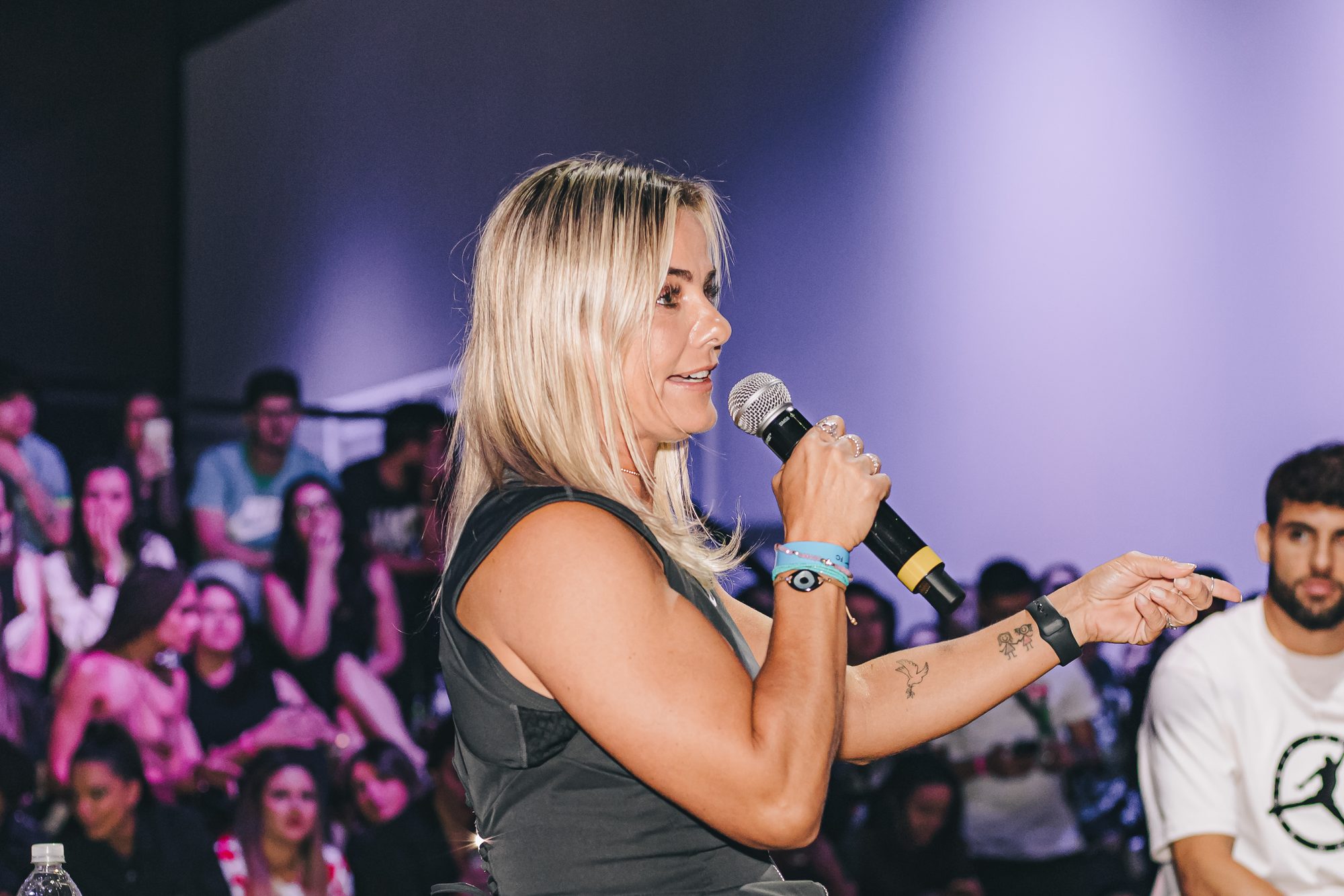 Participante da roda de conversa falando ao microfone
