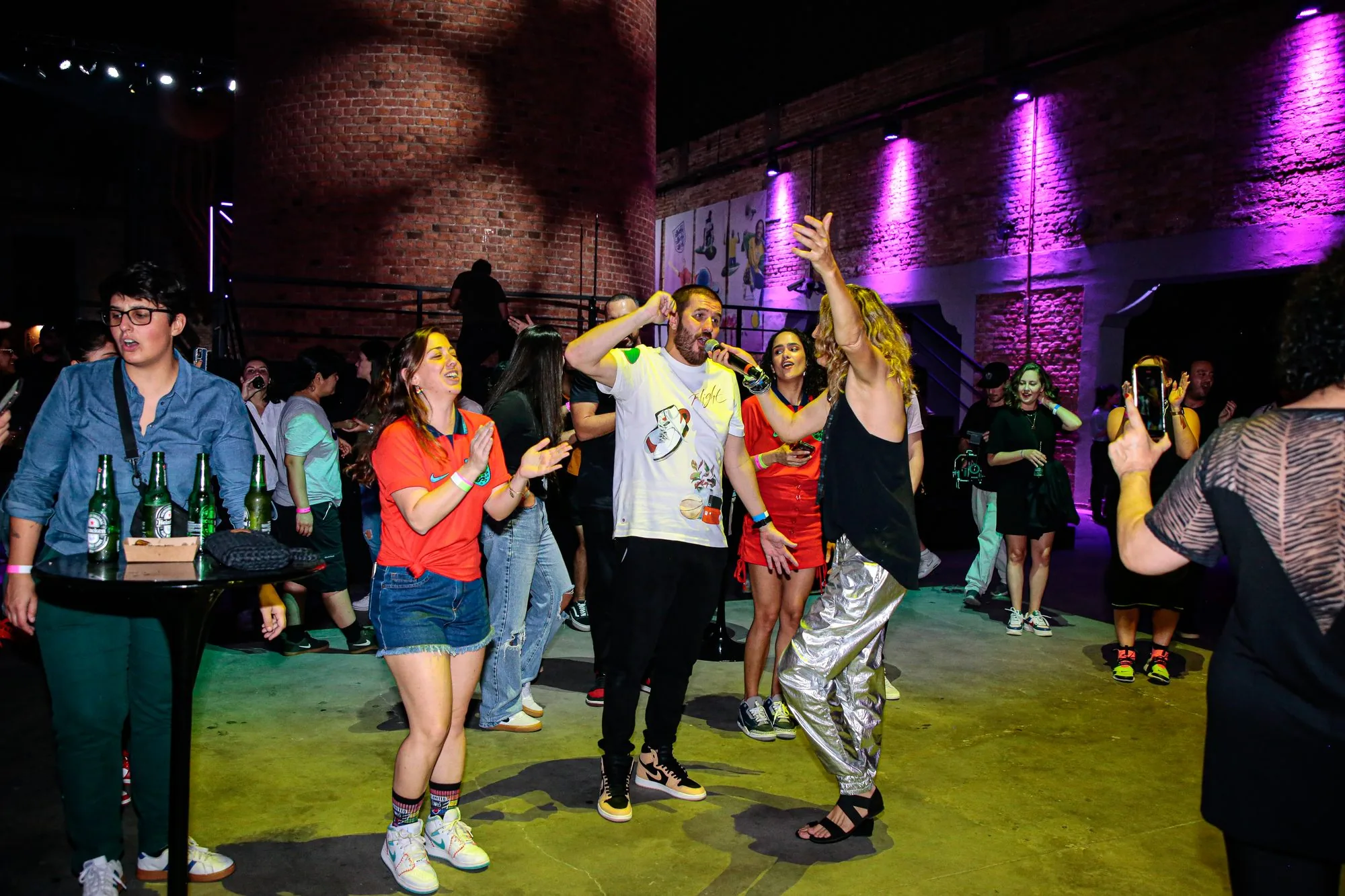 Público dançando na quadra durante a festa