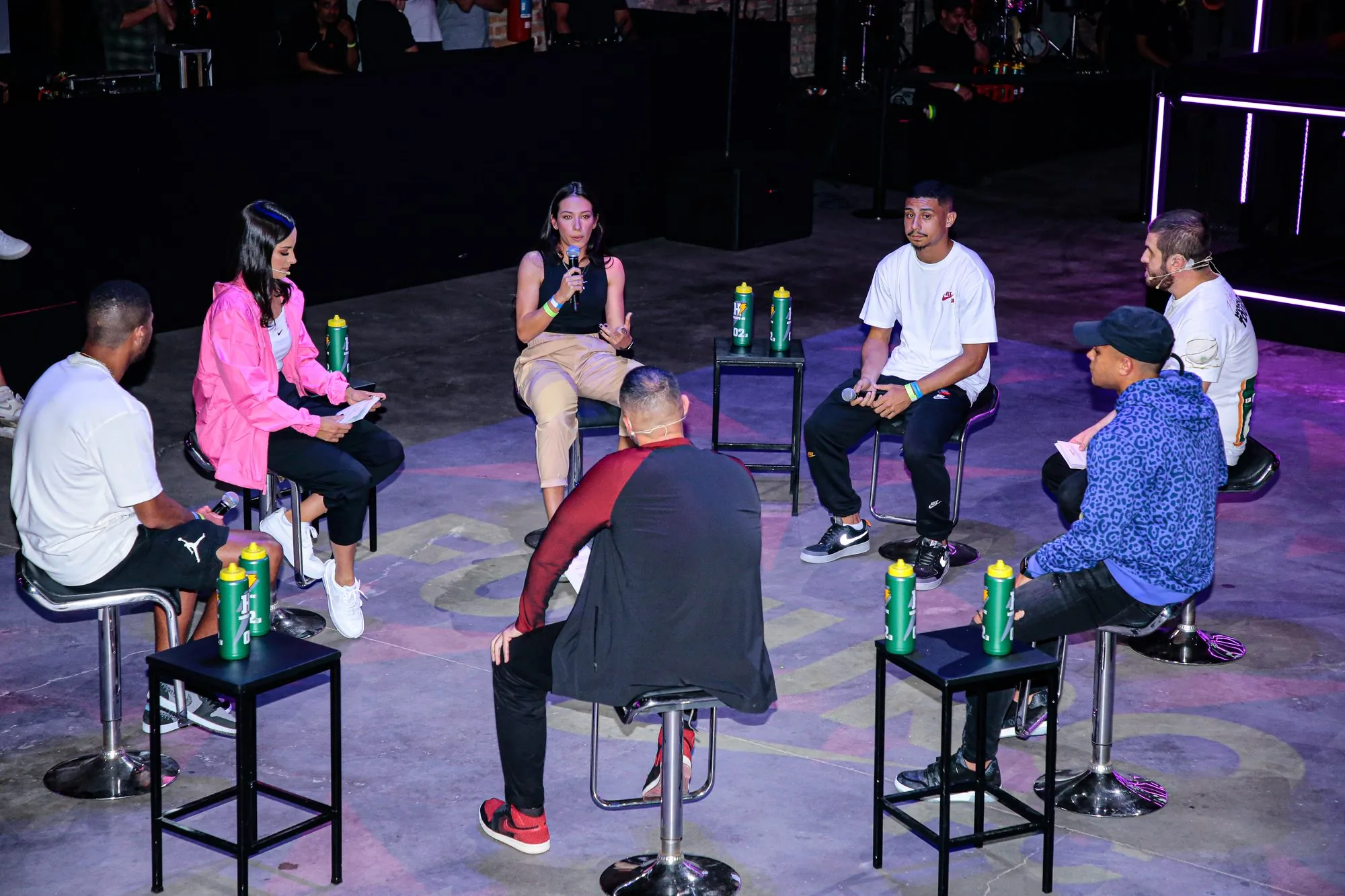 Roda de conversa em banquetas no meio da quadra do galpão
