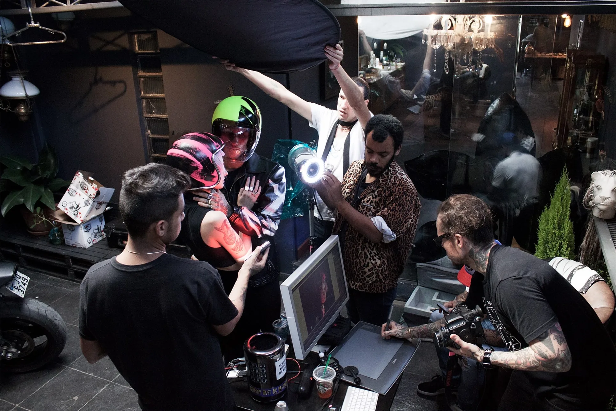 Bastidor de campanha da SKULL: modelo de capacete e equipe durante a produção