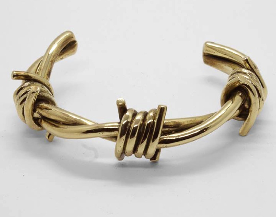 Bracelete de latão em arame farpado