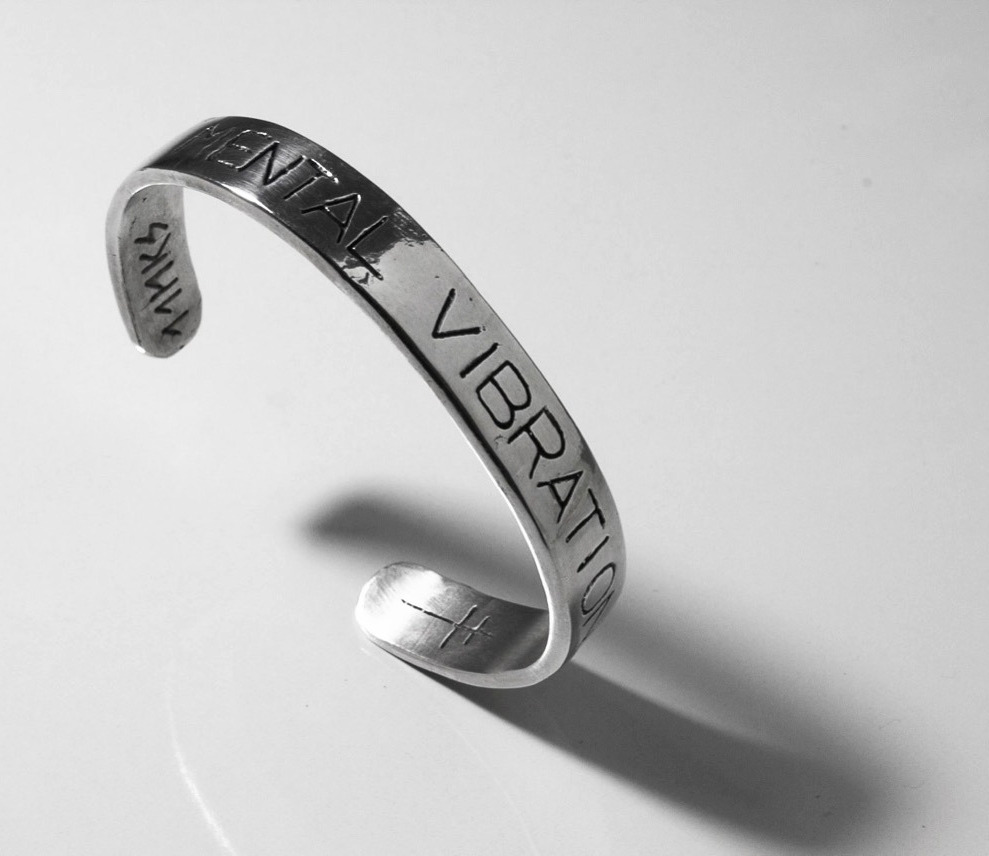 Bracelete de prata com a inscrição MENTAL VIBRATION