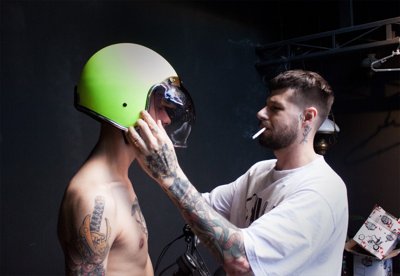 Capacete verde sendo ajustado no modelo durante a produção