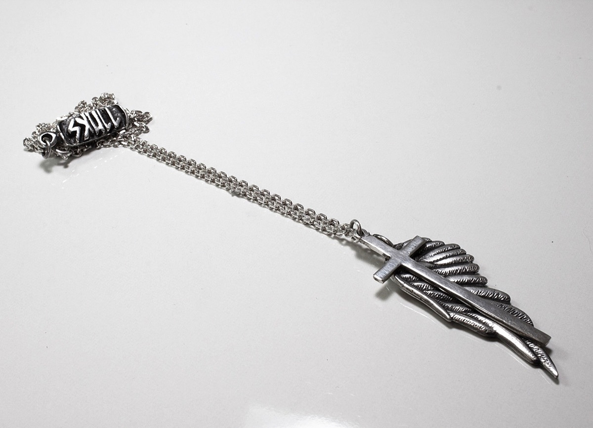 Colar da SKULL com pingente de cruz e asa