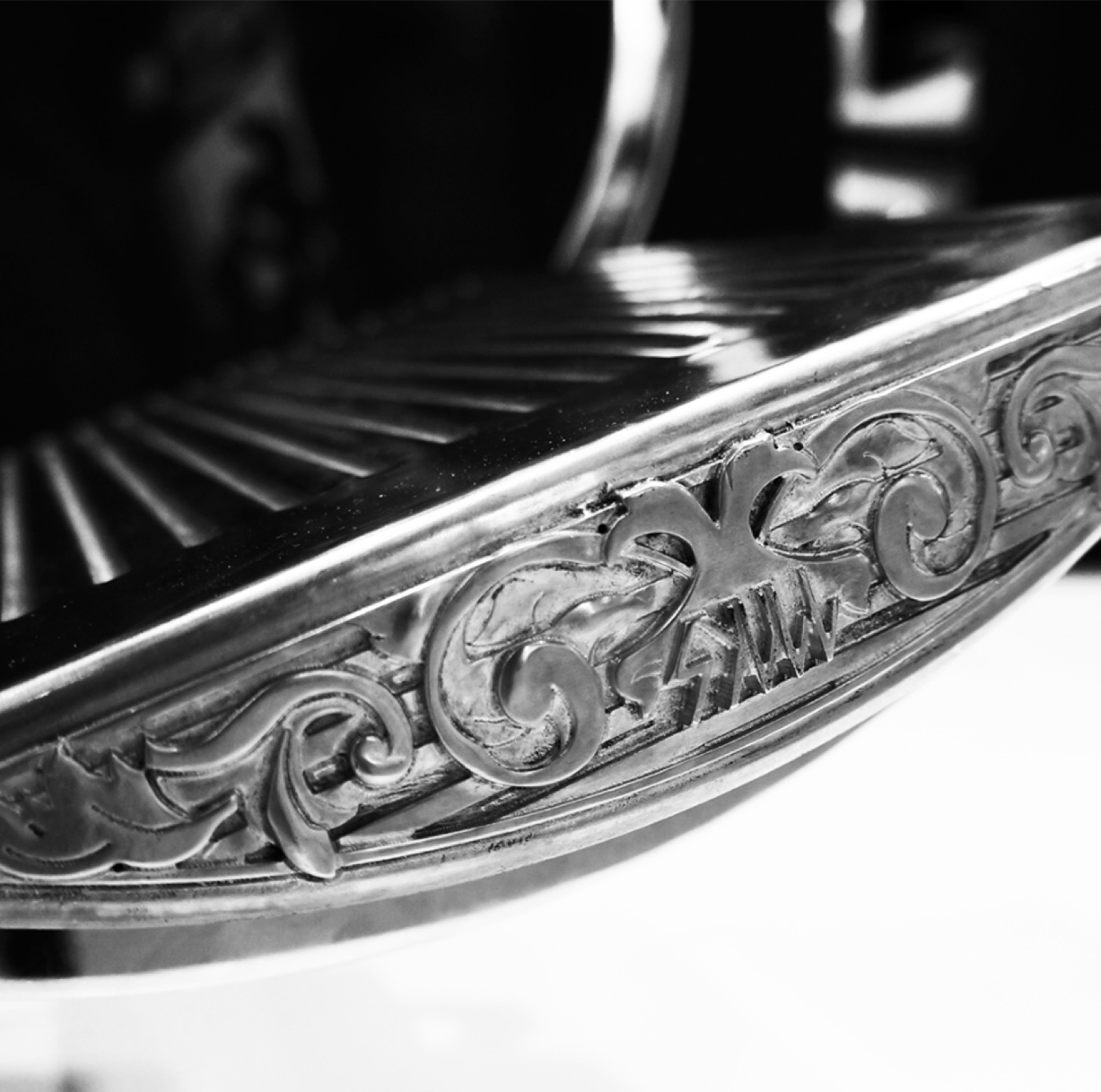 Detalhe do apoio de pé da cadeira SKULL × Ferrante