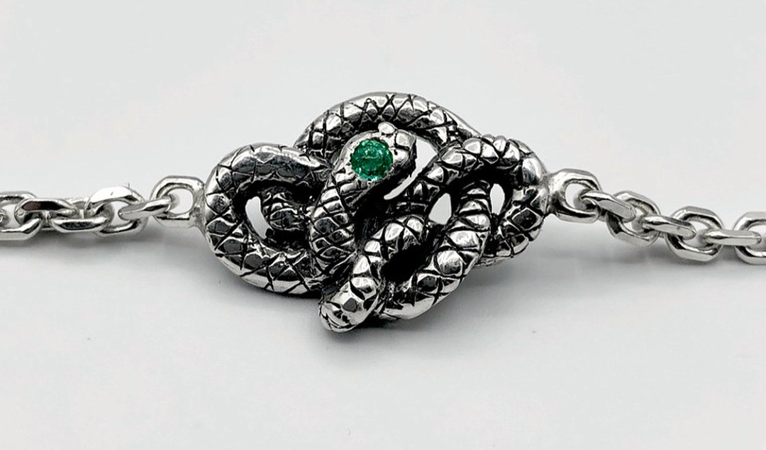 Detalhe do fecho em cobra da pulseira de prata