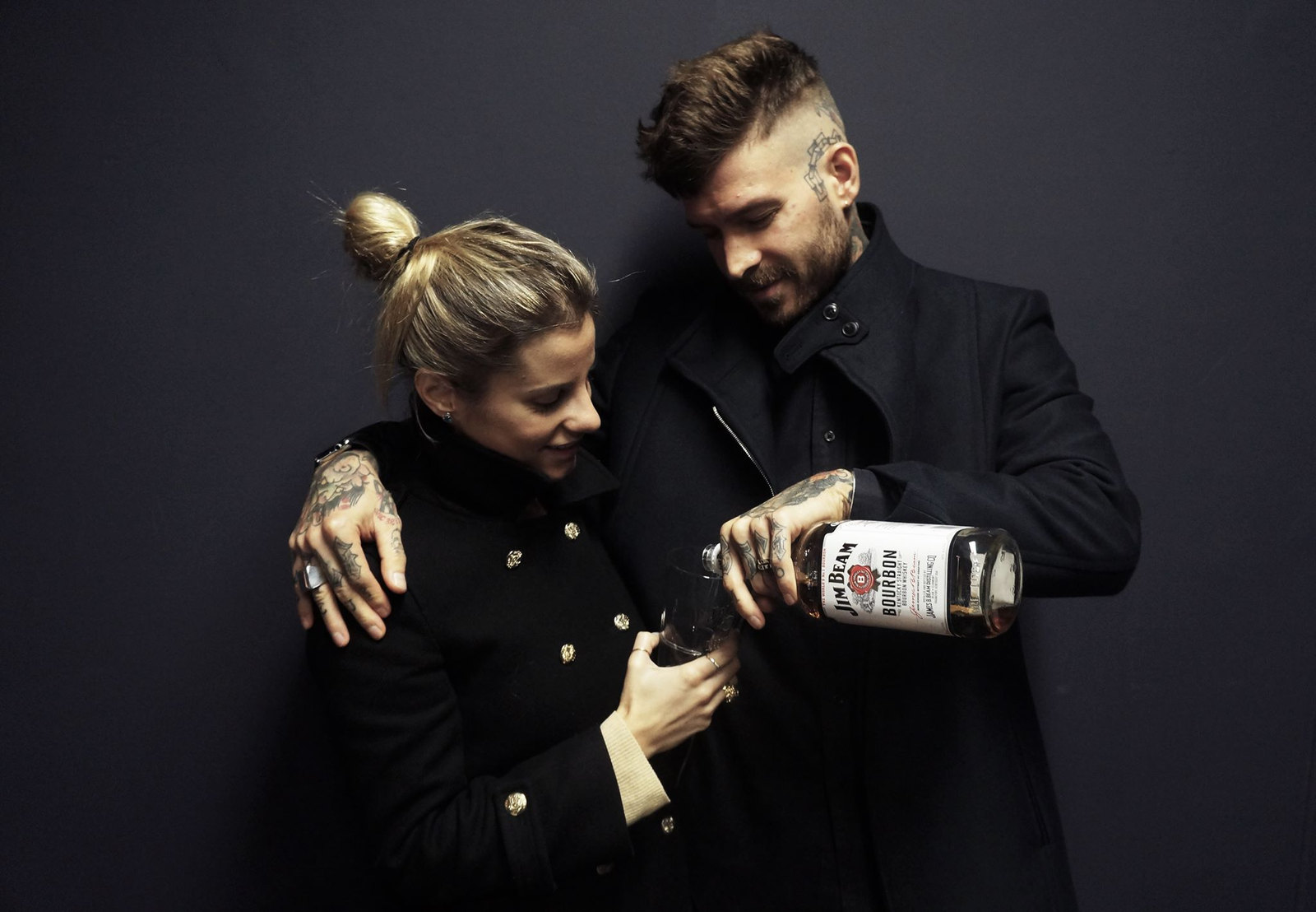 Dupla posando com garrafa de Jim Beam no fim da noite