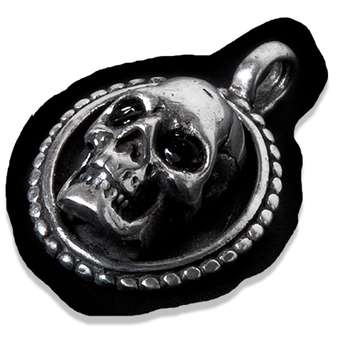 Medalhão de caveira em prata, recortado sobre respingo preto