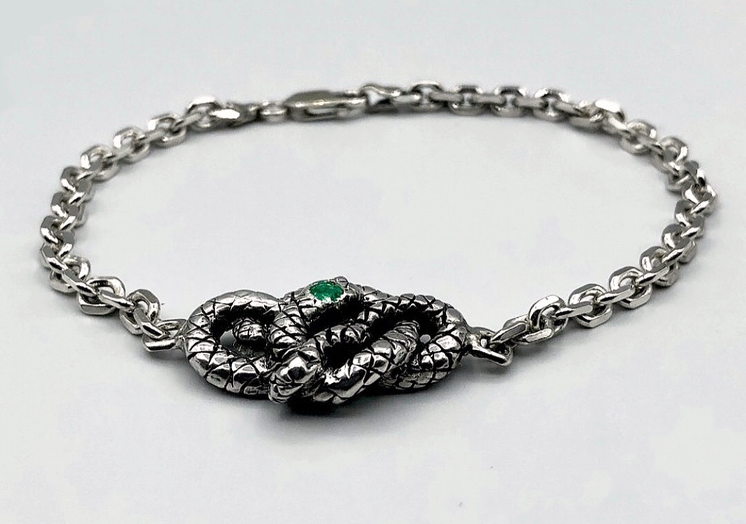 Pulseira de prata com fecho em cobra